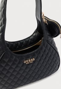 Borsa a mano nera trapuntata in materiale sintetico, con logo color oro, tasca con cerniera e tracolla curva.