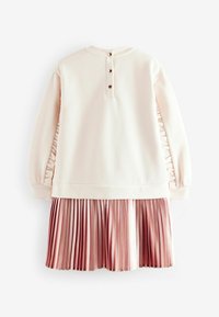 Sweatshirt-Kleid-Kombination in Hellrosa. Es hat ein einfarbiges Oberteil mit Knopfverschluss auf der Rückseite und einen plissierten, glänzenden rosa Rock.