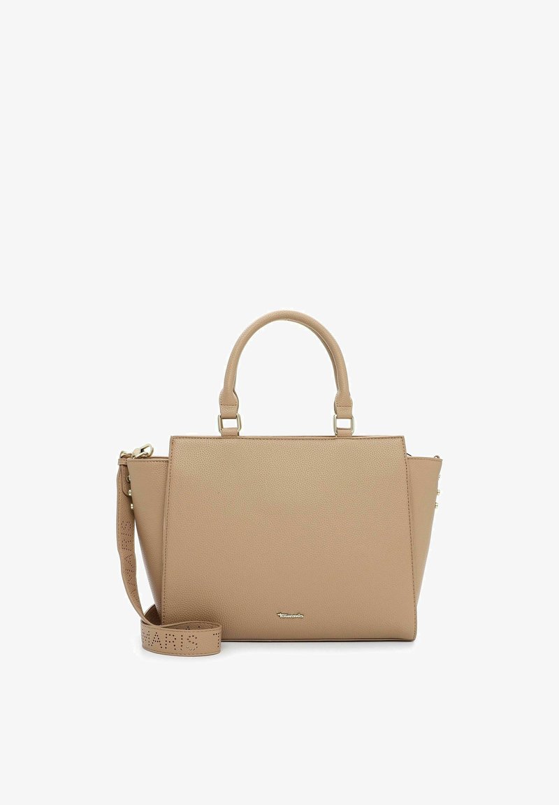 Sac à main structuré beige en cuir texturé, avec deux poignées supérieures, une bandoulière amovible et une plaque de logo discrète. Il présente une forme angulaire et des accents dorés.