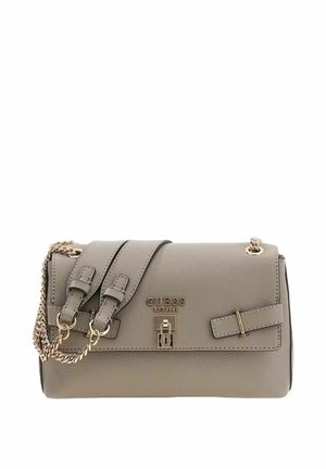 Sac à main en cuir gris avec des accents dorés, une chaîne et une sangle, un détail de boucle, et un logo embossé. Forme rectangulaire compacte avec une surface texturée.