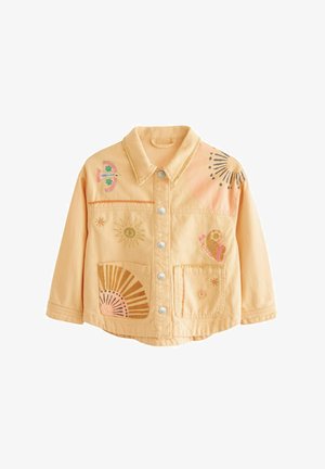 Chaqueta ligera naranja con botones en el frente, dos bolsillos delanteros y diseños bordados de sol, pájaro, mariposa y abanico en el pecho y las mangas.