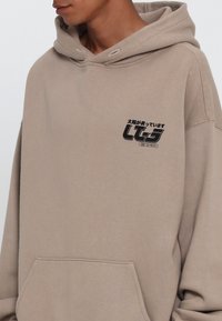 LOW LIGHTS STUDIOS® Jersey con capucha - beige