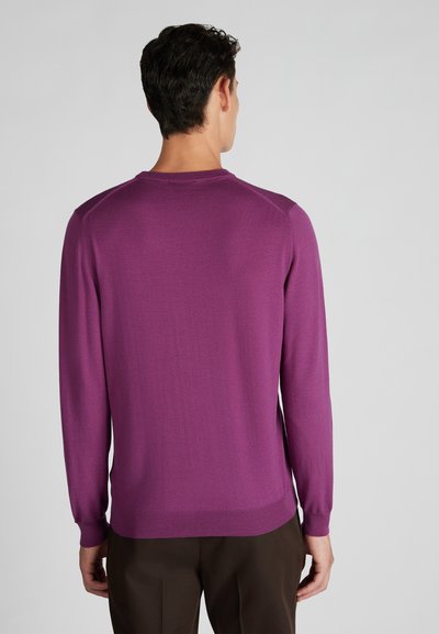 Maglione viola lavorato a maglia con maniche lunghe, colletto rotondo e polsini a coste. Texture liscia e design aderente. Vista posteriore mostrata.