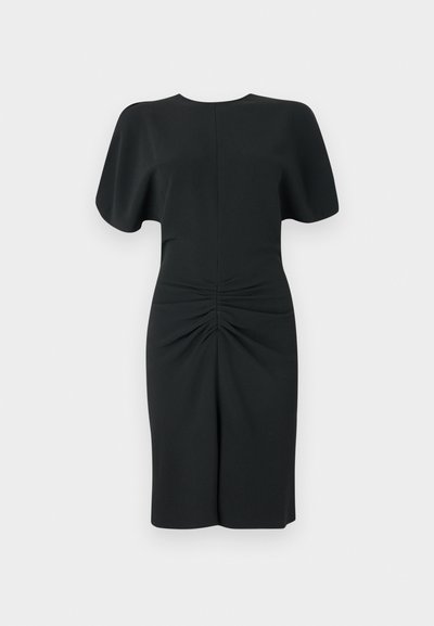 Rochie neagră, realizată dintr-un material moale și structurat, cu mâneci scurte tip batwing și un detaliu drapat la talie, terminându-se ușor deasupra genunchiului.