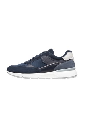 Sneaker blu navy realizzati con una combinazione di materiali in suede e mesh. Dotati di una suola in gomma bianca e di sottili accenti grigi sul tallone.