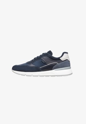 Sneaker blu navy realizzati con una combinazione di materiali in suede e mesh. Dotati di una suola in gomma bianca e di sottili accenti grigi sul tallone.