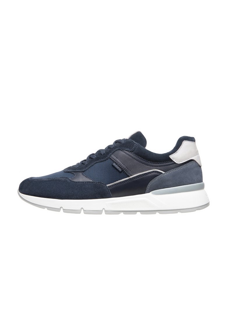 Sneaker blu navy realizzati con una combinazione di materiali in suede e mesh. Dotati di una suola in gomma bianca e di sottili accenti grigi sul tallone.