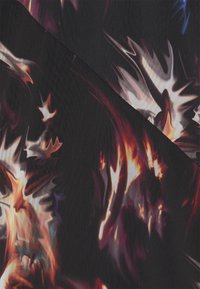 Abstraktní černá látka s dynamickými, vířícími vzory v odstínech červené, bílé a fialové, s texturovaným povrchem.