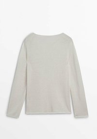 Pull en maille beige clair, manches longues, encolure ronde, tissu texturé, détails côtelés aux poignets et à l'ourlet, coupe décontractée, design minimaliste.
