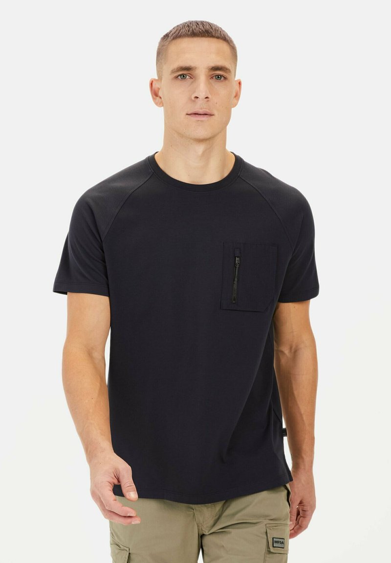 Sort t-shirt med korte ærmer i et blødt stof, med en lynlåslomme på brystet og rund halsudskæring. Rent design med raglanærmer.