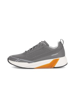 Grijze sportieve sneaker met ademend mesh, witte en oranje dikke zool, veters en trekkoord op de hiel, met label "rollingsoft".