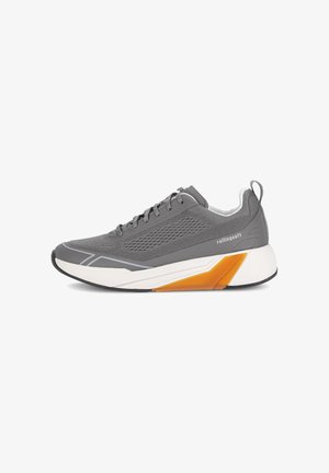 Grijze sportieve sneaker met ademend mesh, witte en oranje dikke zool, veters en trekkoord op de hiel, met label "rollingsoft".