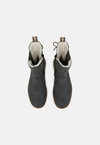 Tumedat hallid pahklu saapad on valmistatud sametist ja neil on kunstkarv vooder. Omavad tekstuuriga tallat, tõmblukud ja dekoratiivsed nöörid külgedel.