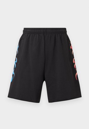 Schwarze Shorts mit elastischem Bund, Seitentaschen und Flammendesigns in Blau am linken Bein und Rot am rechten Bein.