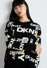 DKNY LEGACY ALL OVER LOGO - Strikkegenser - black/goldenrod