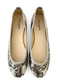 Ballerines en imprimé serpent avec une surface texturée. Présentent un contour élastique beige et un intérieur clair, marquées "Ballerette Roma."
