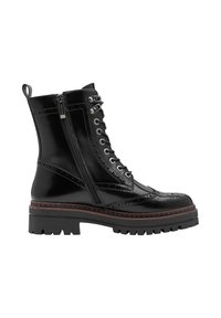 Černé lakované kotníkové boty s detailem brogue, boční zip, šněrování vpředu, masivní gumová podrážka a hnědý akcent kolem podrážky.