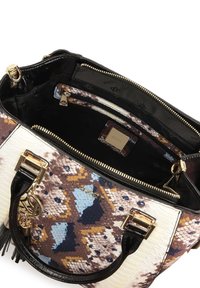 Borsa texturizzata caratterizzata da un mix di motivi in pelle di serpente nei toni del marrone, blu e bianco, con dettagli in pelle nera e hardware dorato.