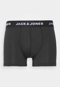 Schwarze Boxershorts mit enger Passform, ausgestattet mit einem breiten elastischen Bund, auf dem in weißer Schrift "JACK & JONES" steht, glatte Textur und minimalistisches Design.
