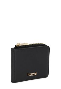 Billetera de cuero negro con cremallera dorada y logo. Textura suave, forma rectangular y diseño minimalista. Tamaño compacto para mayor comodidad.