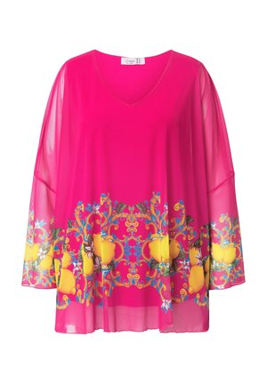Transparante roze blouse met een V-hals, wijde mouwen en een decoratieve print met citroenen, bloemen en sierlijke patronen aan de zoom.