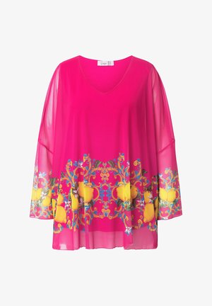 Gennemsigtig lyserød bluse med V-hals, brede ærmer og et dekorativt print med citroner, blomster og udsmykkede mønstre ved kanten.