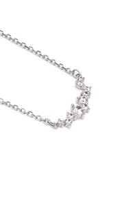 Collier en argent avec une rangée incurvée de cinq pierres précieuses claires, serties de griffes, créant un design délicat et structuré.