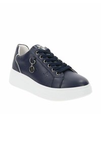 Sneaker in pelle blu navy con punta rotonda, suola platform bianca e accent decorativi in metallo. Presenta un logo tonale e un motivo testurizzato.