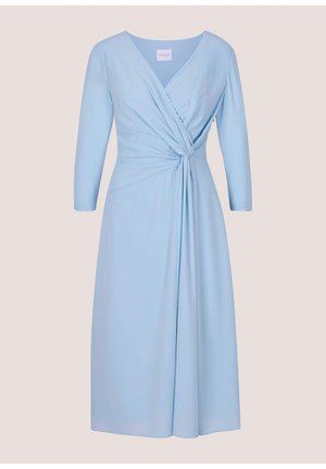 Hellblaues Midikleid mit dreiviertellangen Ärmeln und einer gedrehten Knotendetail an der Taille, mit V-Ausschnitt und legerer Passform.