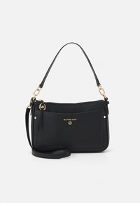Sort læder crossbody taske med guldfarvet hardware, der har lynlås lukning og justerbar rem. Logo prægning på fronten. Teksturert finish.