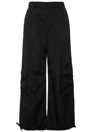 Pantalones cargo anchos y negros, hechos de un tejido ligero y brillante. Cuenta con bolsillos laterales y cordones ajustables en el dobladillo.