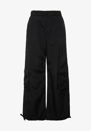 Zwarte wijde cargobroek van lichtgewicht, glanzende stof. Beschikt over zijzakken en verstelbare koorden aan de zoom.
