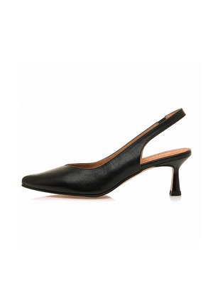 Zapato slingback negro de cuero con punta puntiaguda y tacón fino de altura media sobre fondo blanco.