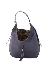 Marine leren tas met een brede, gebogen vorm en stikseldetails. Het interieur heeft een ruitpatroon. Voorzien van een schouderband en een ritssluiting.