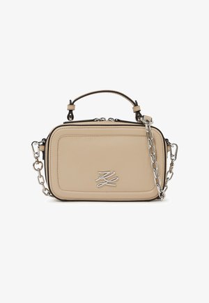 Beige Ledertasche in rechteckiger Form mit silberner Kettenbeschlägen, einem oberen Griff und einem eingravierten Logo auf der Vorderseite.