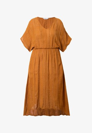 Rustrød kjole lavet af letvægtsmateriale, med V-udskæring, korte ærmer, elastisk talje og vertikale stribemønstre med en subtil glans.
