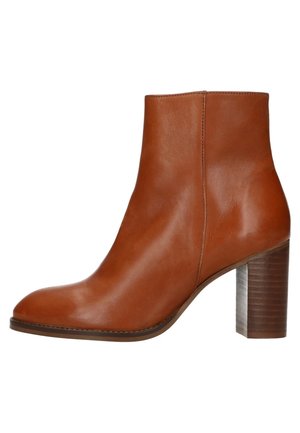 Botte cheville en cuir marron avec un bout arrondi et un talon bloc empilé, finition lisse, et fermeture éclair latérale.
