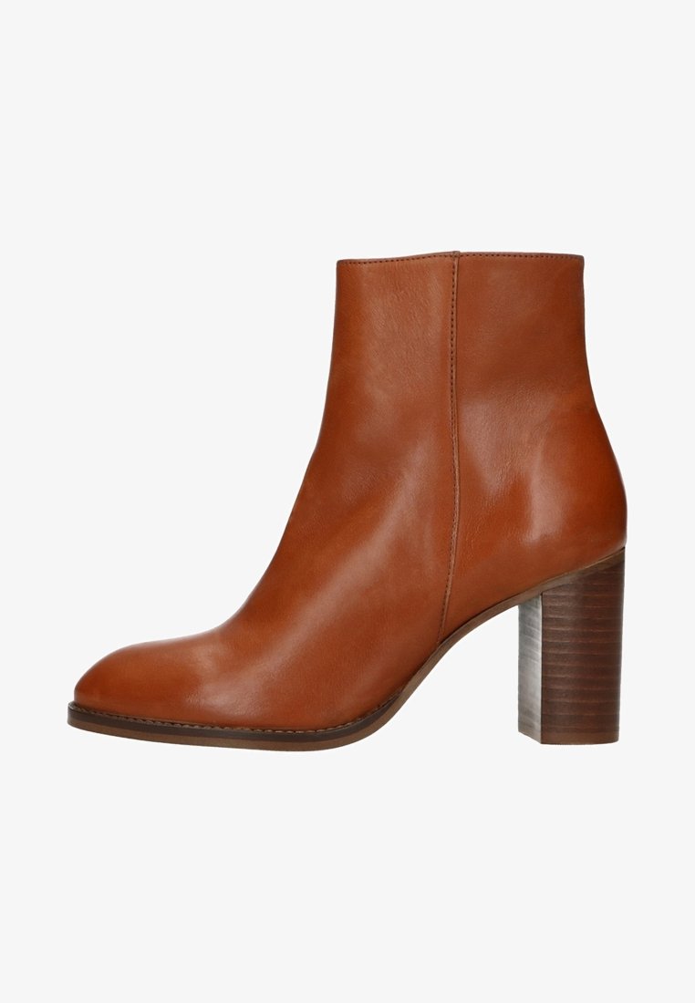 Botte cheville en cuir marron avec un bout arrondi et un talon bloc empilé, finition lisse, et fermeture éclair latérale.