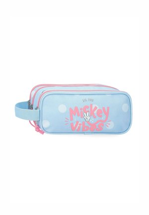 Estuche para lápices de doble cremallera azul y rosa con lunares blancos, correa para la muñeca y texto "Mickey Vibes" con signo de paz de la mano.