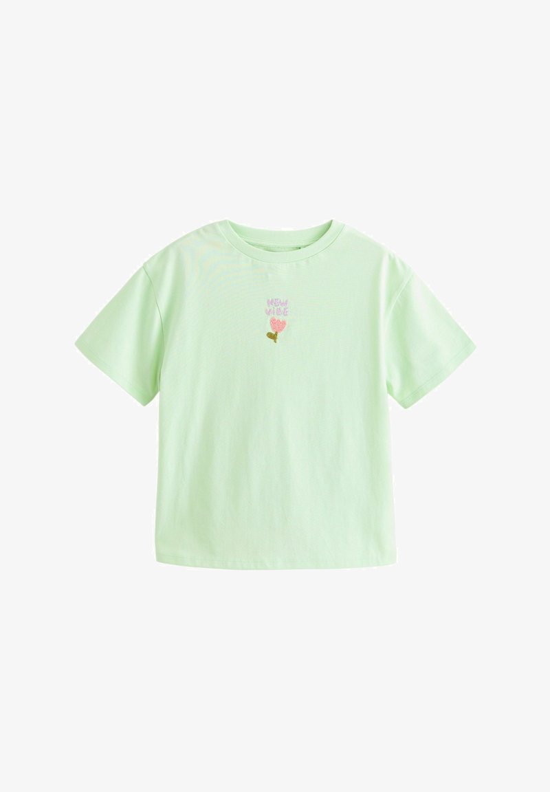 Hellgrünes T-Shirt mit kurzen Ärmeln, rundem Halsausschnitt und einer kleinen pinken Blume sowie dem Text "New Week" auf der Brust bestickt.