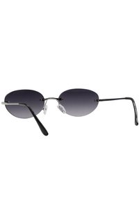 Occhiali da sole ovali con lenti scure sfumate, dettagli in argento e bracci in plastica nera. Naselli trasparenti per comfort e vestibilità.