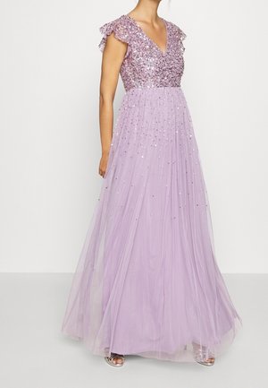 Robe de soirée lavande avec un décolleté en V, corsage orné de sequins et jupe translucide en couches. Les manches à volants ajoutent une touche de détail.