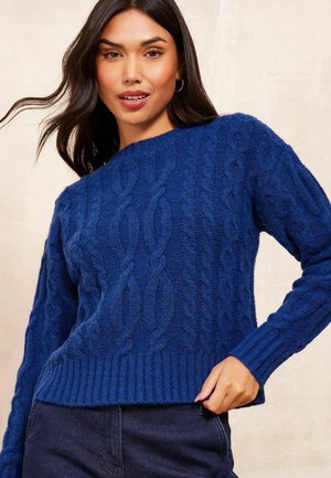 Blauer Kabelstrickpullover mit geripptem Saum und Ärmeln, ausgestattet mit einem runden Halsausschnitt und strukturiertem Muster. Hergestellt aus dickem, warmem Stoff.