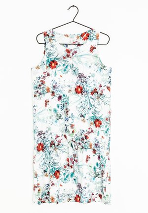 Ärmelloses weißes Kleid mit rotem, orangefarbenem und türkisfarbenem Blumenmuster, aufgehängt an einem schwarzen Drahtbügel vor weißem Hintergrund.