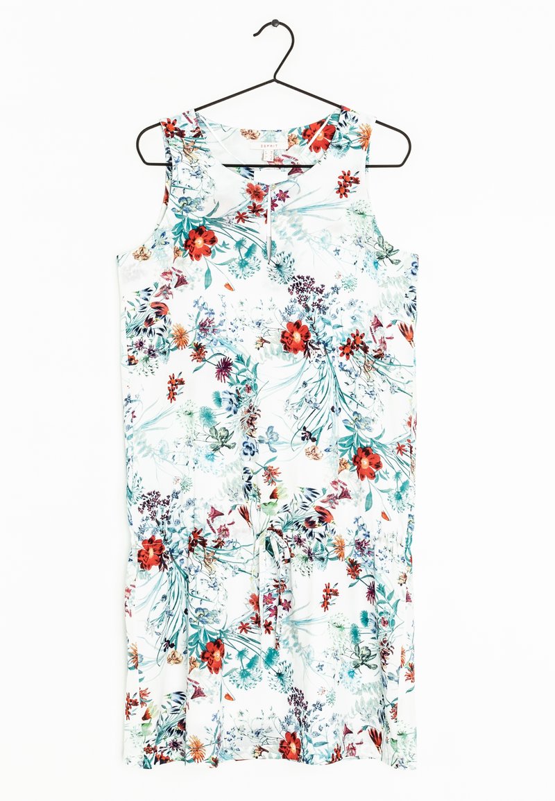 Robe blanche sans manches avec un motif floral rouge, orange et bleu sarcelle, suspendue à un cintre en fil métallique noir sur un fond blanc.