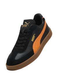 Sneaker nera con accenti arancioni, realizzata in materiale scamosciato e pelle, linguetta testurizzata, lacci piatti e suola in gomma naturale. Dettaglio logo dorato.