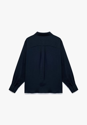 Chemise à manches longues bleu marine en tissu lisse; dotée d'un col, de poignets à boutons et d'un design à dos plissé.