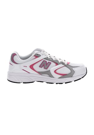 Chaussure de sport New Balance blanche et rose avec des accents gris, tige en mesh, fermeture à lacets et semelle rembourrée, vue de côté.