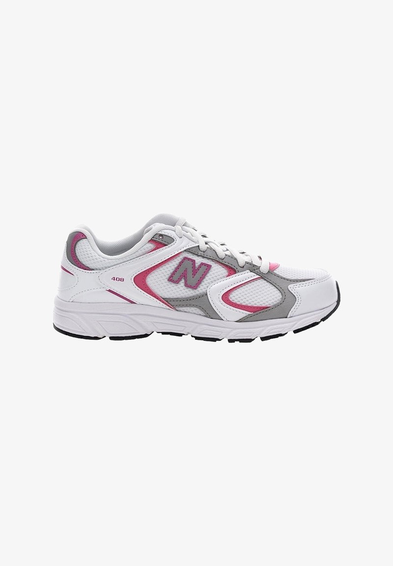 Chaussure de sport New Balance blanche et rose avec des accents gris, tige en mesh, fermeture à lacets et semelle rembourrée, vue de côté.