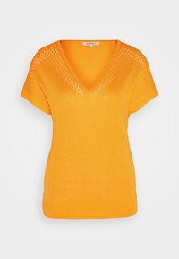 Pull orange en tricot avec un col en V, des manches courtes et un motif texturé aux épaules. Matière douce et légère.